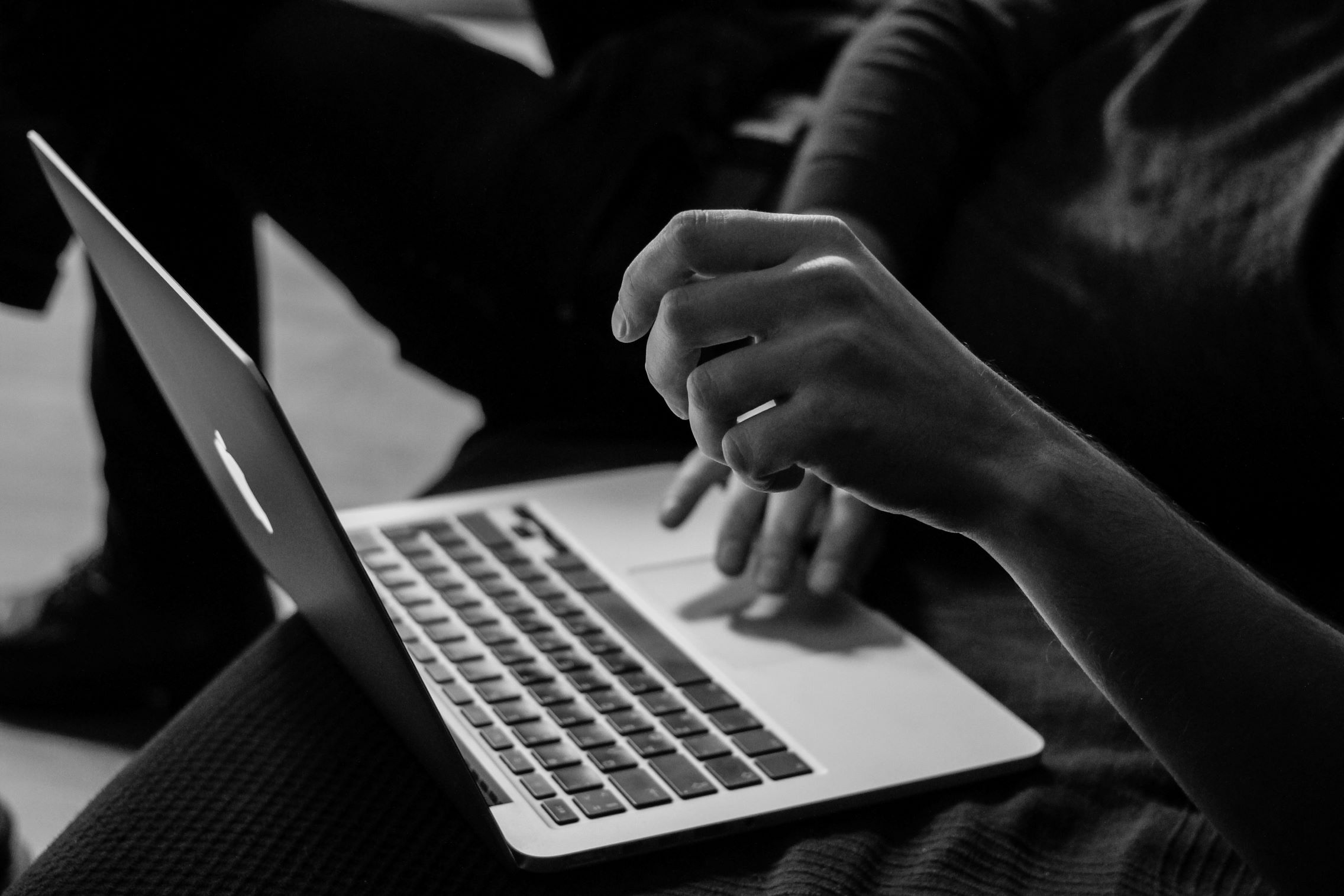 Home marketing with de island dude: a marketer working with his laptop with h